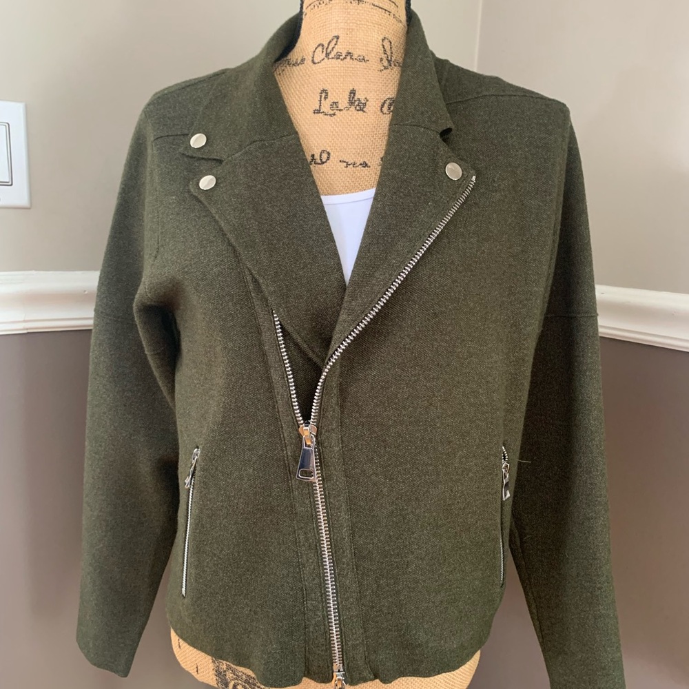 SIONI ladies 52% viscose Army green sweater jacket size Small NWT
